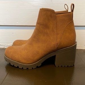 Light Brown Lug Soled Dirt Laundry Booties, size 8